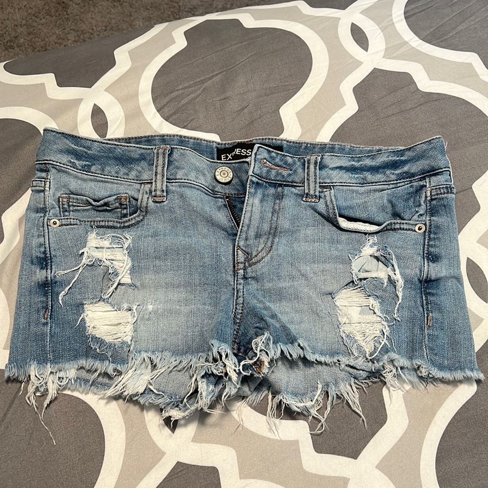 Express shorts - distressed low rise denim